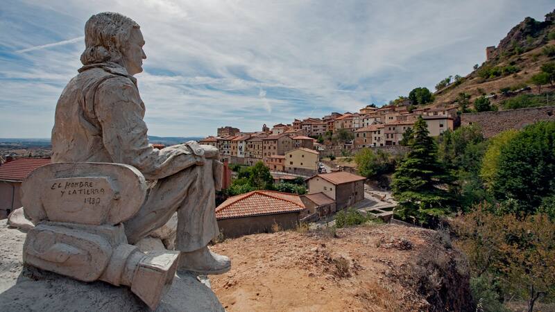 Vista de este bonito pueblo medieval de España, con la estatua de su "hijo pródigo"