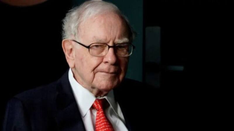 Warren Buffett es un empresario brillante que sabe cómo invertir su dinero y es inteligente a la hora de tomar decisiones.