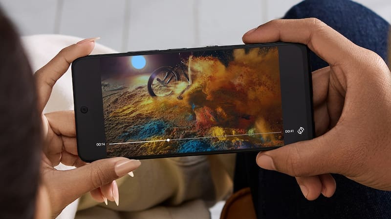 El celular de TCL posee distintos modos de pantalla, para también mostrar imágenes fluidas a todo color, como un celular convencional.