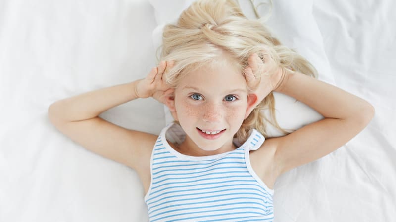 El cabello rubio y los ojos claros son rasgos genéticos complejos que pueden ser heredados de generación en generación.