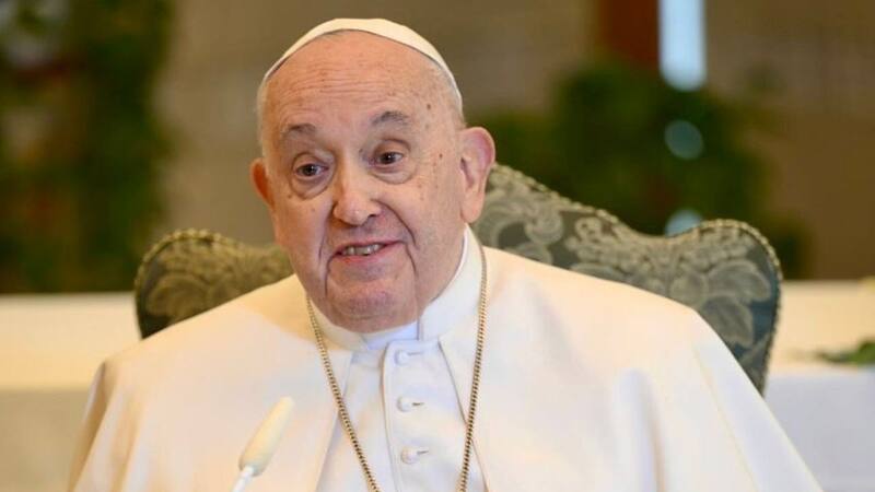 El Papa Francisco deja la Iglesia Católica para buscar la paz en otro continente.