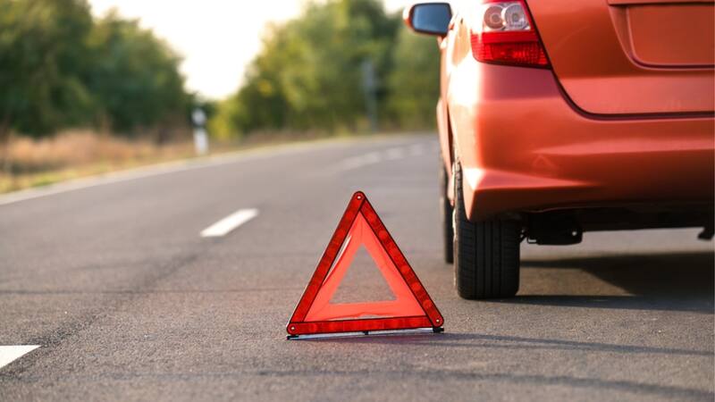 Adiós a los triángulos de emergencia: la DGT ha confirmado la fecha límite para cambiarlos.