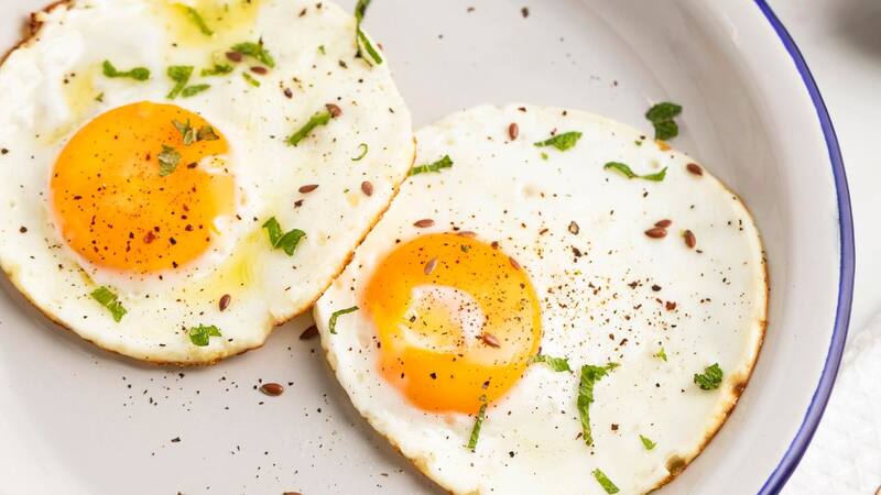 Los alimentos fritos contienen grasas trans y acrilamida, lo que puede aumentar la inflamación y el estrés oxidativo. (Foto: Freepik)