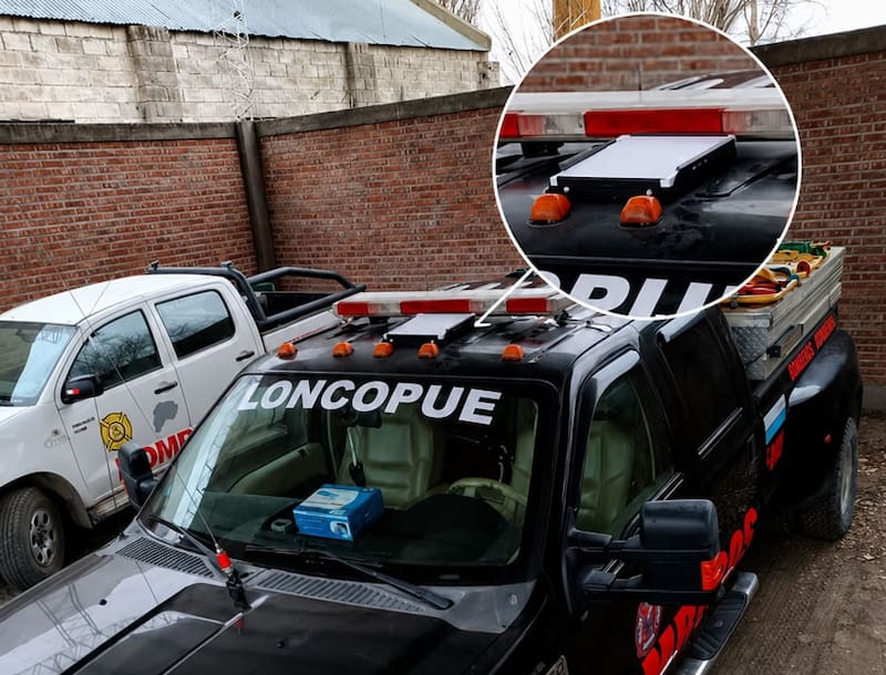 Una unidad de bomberos equipada con antena de internet satelital en el techo.