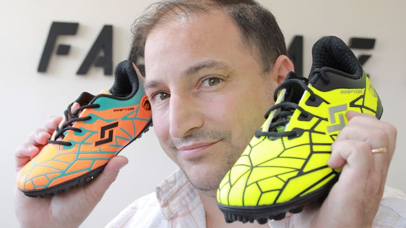 Martín Amoros, dueño de Raptor, produce más de 20.000 pares de botines de fútbol por mes.