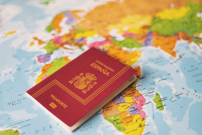 El estafador tenía en su poder más de 50 pasaportes y otros documentos.