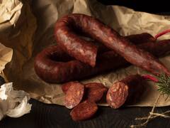 Parece chorizo, pero solo se consigue en Asturias: el embutido español que estuvo a punto de desaparecer por su mala fama