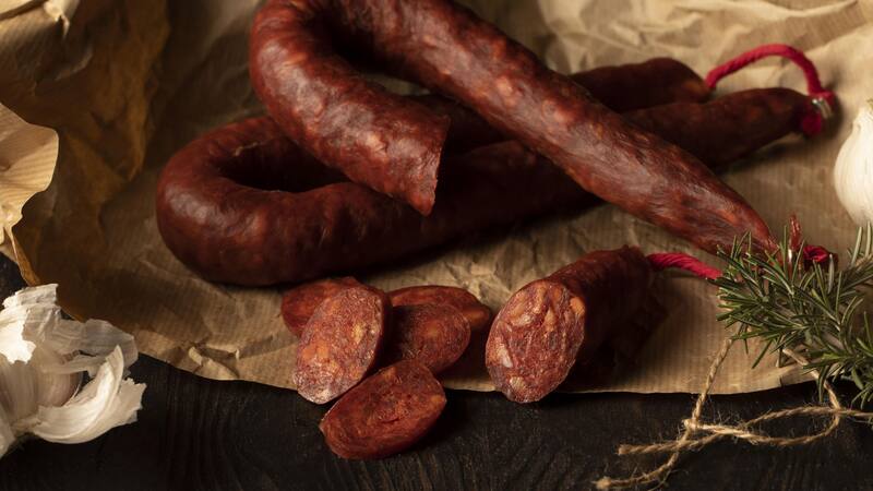 Su curación natural y la necesidad de cocinado lo diferencian de otros embutidos tradicionales de Asturias