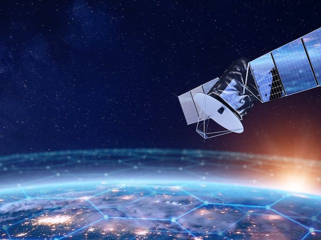 Internet satelital ultrarrápida: Jeff Bezos sorprende con un nuevo rival de Starlink