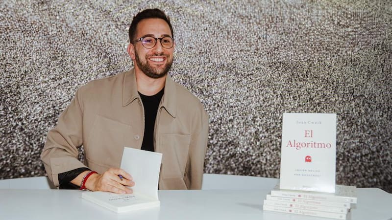 Joan Cwaik junto a su libre "El Algoritmo", publicado por Editorial Planeta.