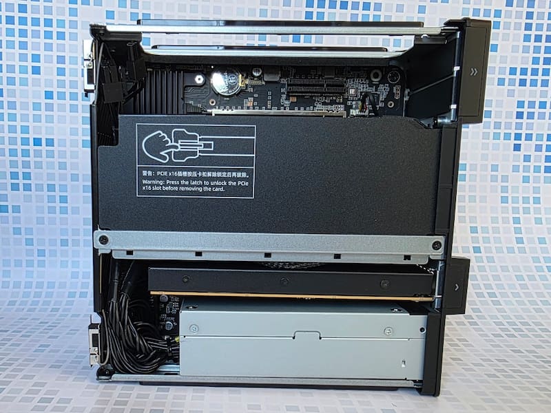 La MS-02 Ultra sin su tapa protectora. En la parte inferior puede apreciarse la fuente de alimentación. El bloque negro central alberga el sistema de refrigeración del procesador.