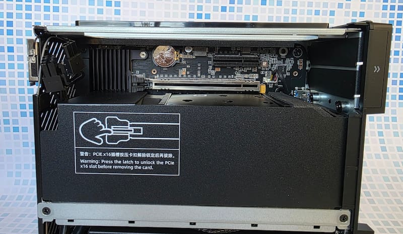 Aquí puede apreciarse el slot PCIe x16 para placas de video (blindado) y otro x4 para usos generales.