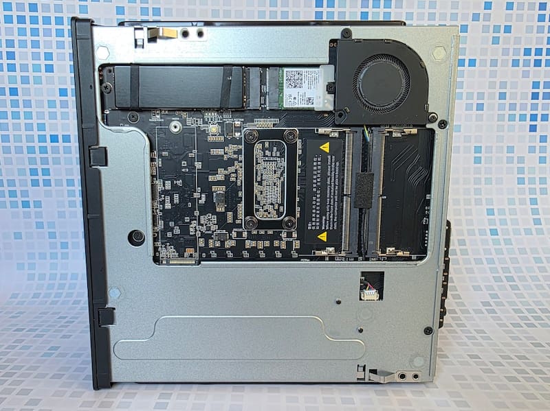 El otro lateral posee conectores para SSD y para agregar memoria RAM, además de un pequeño ventilador para refrigeración.