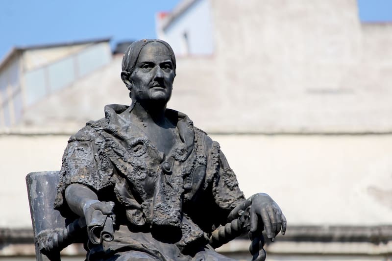 Josefa Ortiz de Domínguez, conocida como La Corregidora, jugó un papel crucial al alertar a los insurgentes sobre el inicio de la Guerra de Independencia en 1810. Fuente: Secretaría de Cultura Ciudad de México en Wikimedia Commons