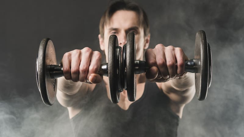 Incorporar pesas en la rutina de ejercicios ayuda a mantener un peso saludable.