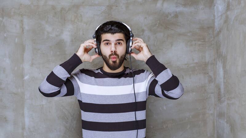 Usar auriculares por mucho tiempo puede causar daños auditivos significativos.