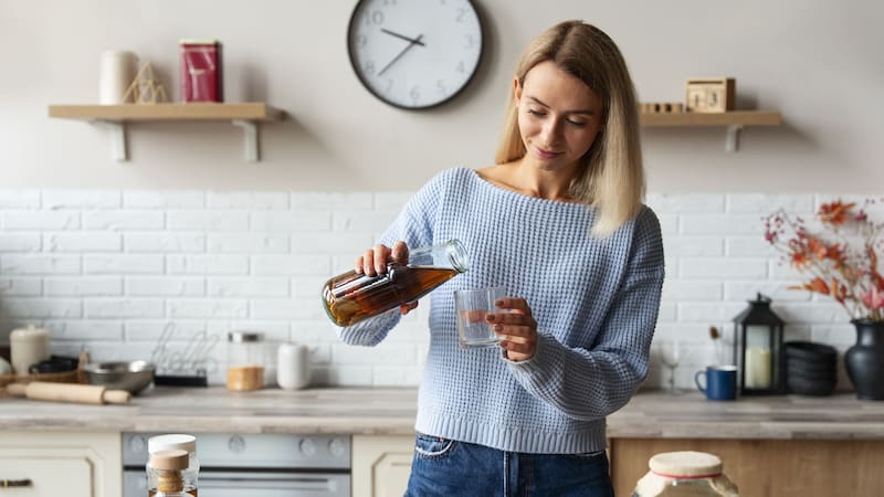 Aprende a aprovechar los efectos desintoxicantes del vinagre de manzana y cómo su consumo regular puede beneficiar tu hígado.