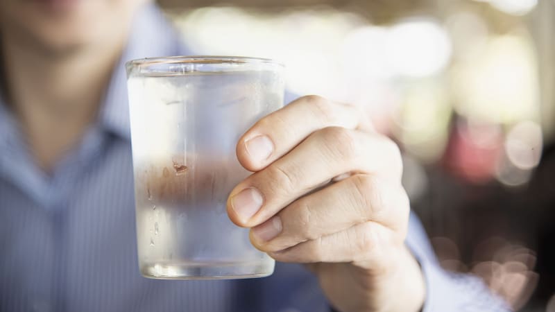 Tomar agua regularmente puede ayudar a prevenir la formación de cálculos renales.