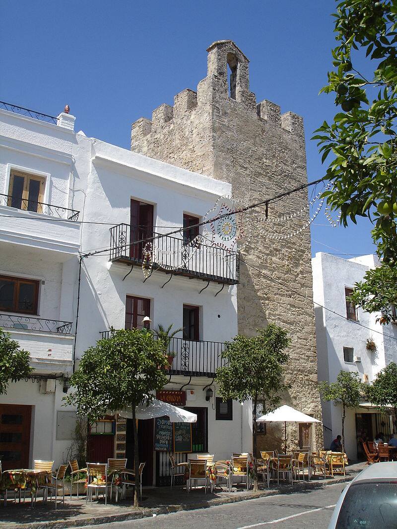 Fornells se caracteriza por ser un pueblo mediterráneo con casas encaladas, con puertas y ventanas de madera. Fuente: Wikipedia.