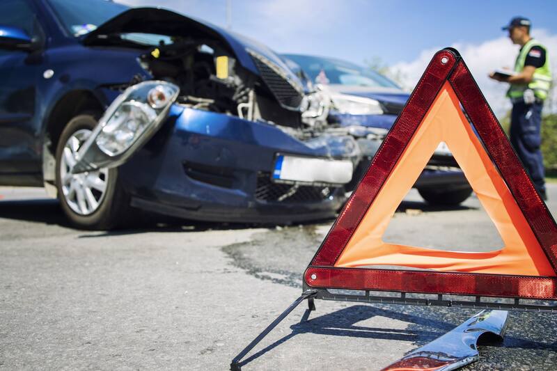 Los accidentes causados por una conducción negligente, como no respetar los límites de velocidad, son considerados razones válidas para la cancelación de la licencia. Foto: Freepik.es