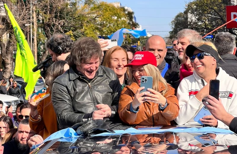 Javier Milei, Carolina Píparo y El Dipy; en una recorrida en Ramos Mejía la semana pasada.