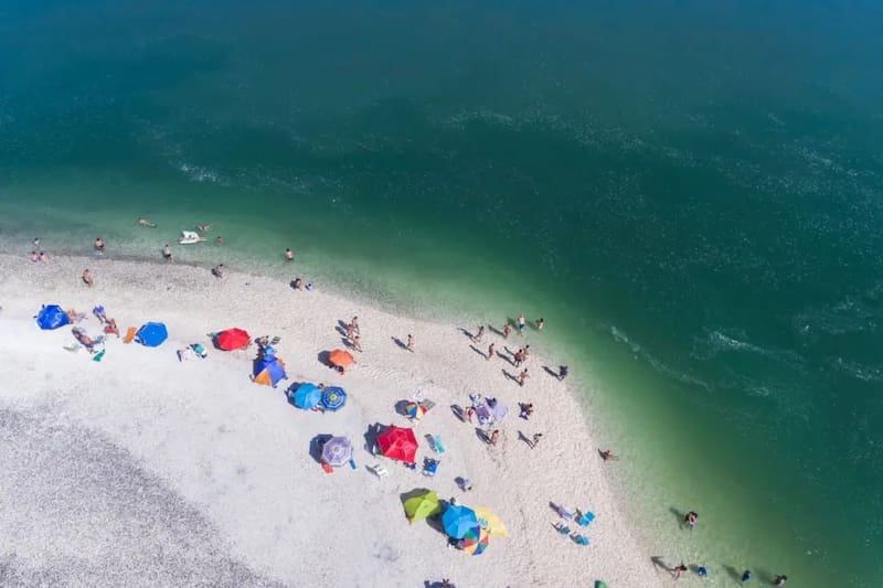 Punta Perdices es una playa de 3000 metros en Río Negro, famosa por sus aguas cristalinas (Fuente: Las Grutas Turismo / Facebook)
