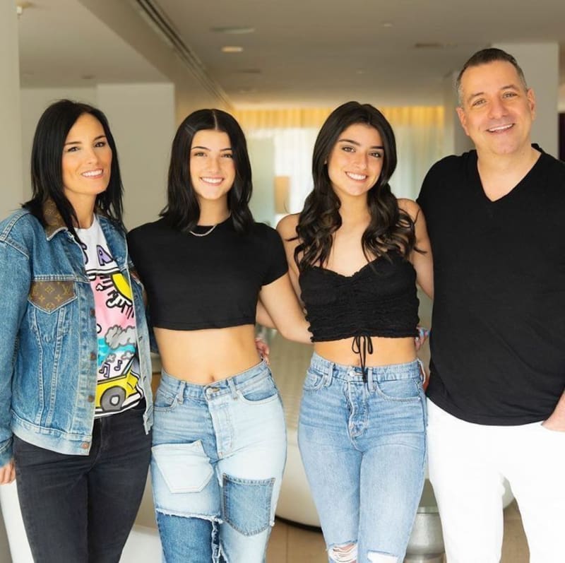 La familia D'Amelio lanzó su propio VC en marzo de 2022 y ahora crearon su empresa.