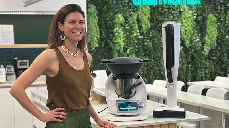 Beatriz Macaya, CEO de THAR S.A., junto a un equipo Thermomix y la nueva aspiradora Kobold KV7.