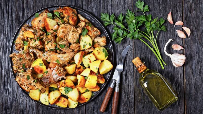 El conejo al ajillo es uno de los platos más populares de la cocina española.