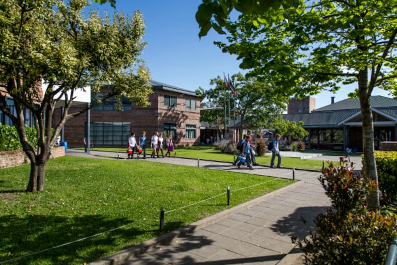 El sexto año de secundaria de St. Catherine's Moorlands School sale $ 180.00 por mes.