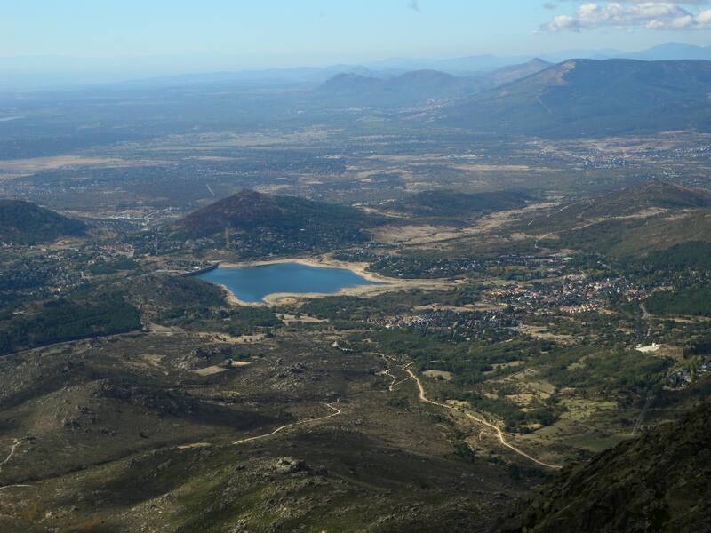 Escapadas: el pueblo de Navacerrada está rodeado de montañas y árboles para descansar a gusto. (Foto: Wikimedia).