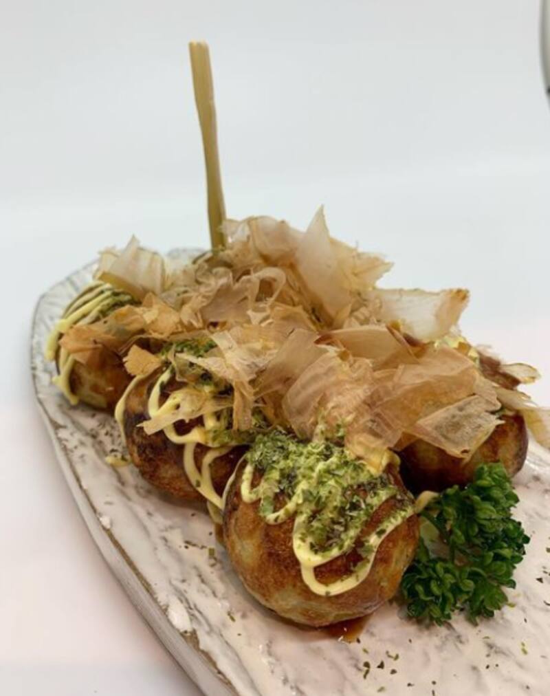 Las bolitas rellenas de pulpo son uno de los platos callejeros más populares en Japón. (Instagram @mirutaki).