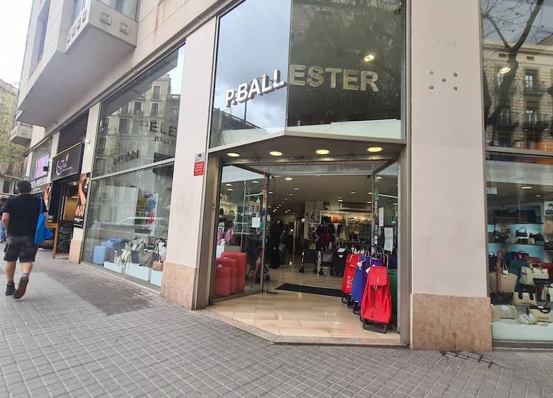 Fundada en 1910, Ballester Bolsos fue un comercio de referencia en el barrio de Sant Antoni durante cinco generaciones. (Fuente: Google Maps / Pako Valera)