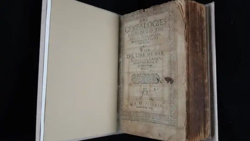 La Biblia de 400 años que fue hallada y está maldita. Fuente: The Guardian