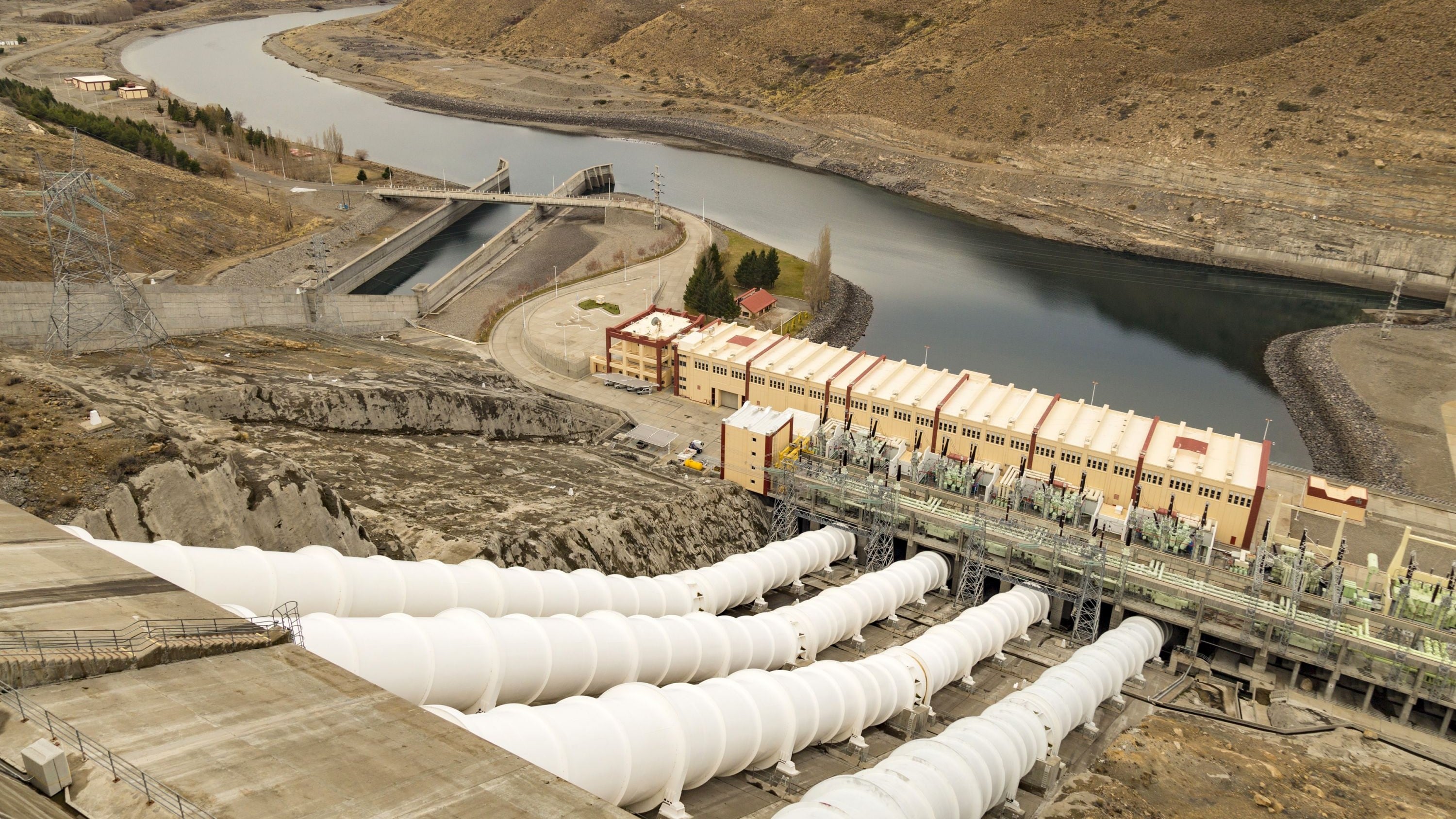 Represas a dos “aguas”: entre un socio “molesto” en Santa Cruz y el lujo de descartar en Neuquén