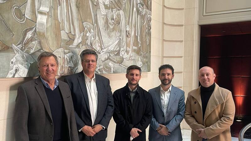 De izquierda a derecha:
Marcos Noble de Medicus;
Federico Ovejero de General Motors; Gonzalo de la Serna, de Consultatio; Christian Findling, El Cronista y Pablo Godoy de Club Med.