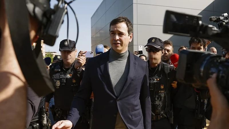 La Audiencia de Badajoz confirma el procesamiento de David Sánchez, hermano del presidente, y lo deja a un paso de juicio por prevaricación y tráfico de influencias.