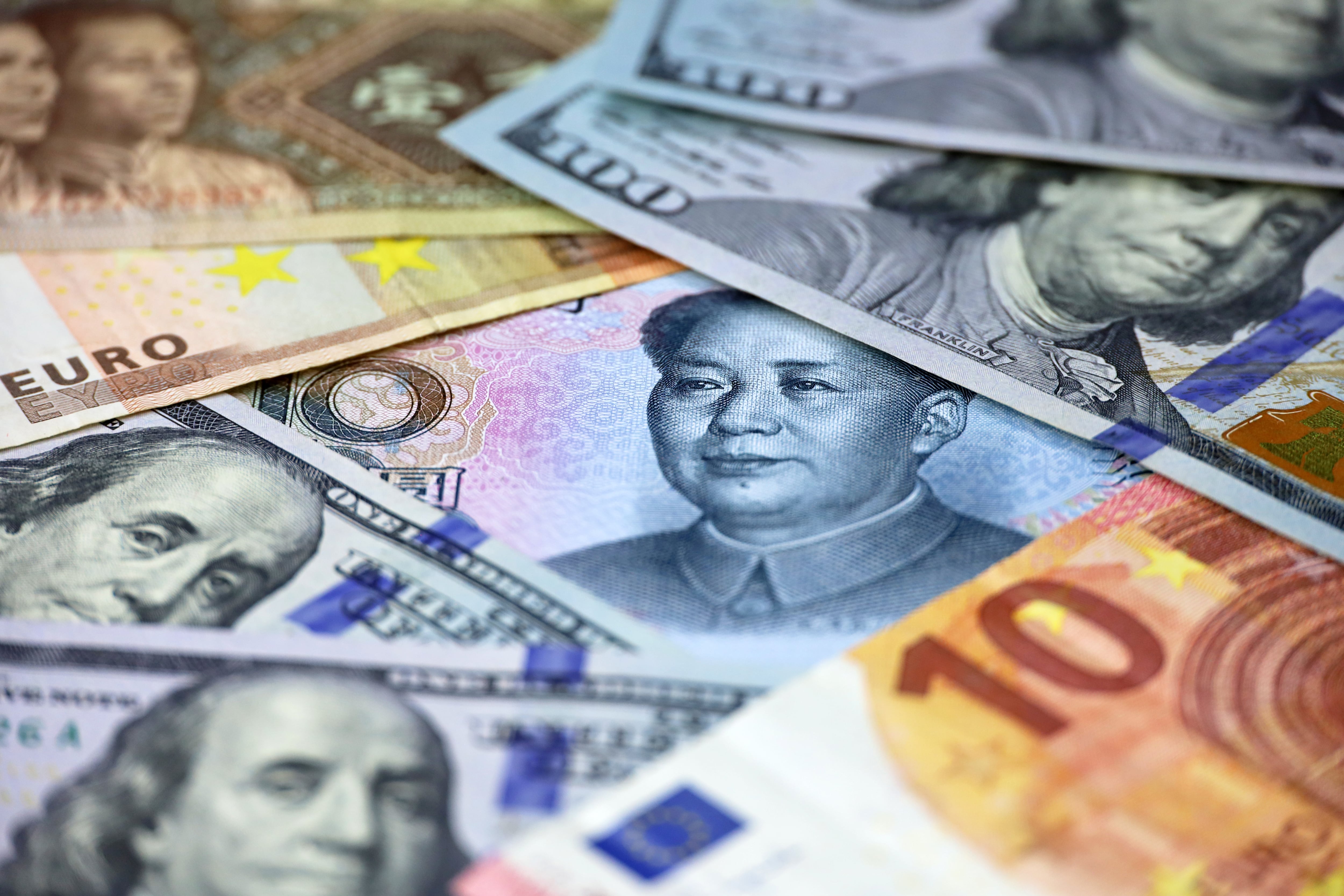 Dólar, yuan y euro: la guerra de monedas detrás de la pelea comercial de Trump y cómo juega Argentina