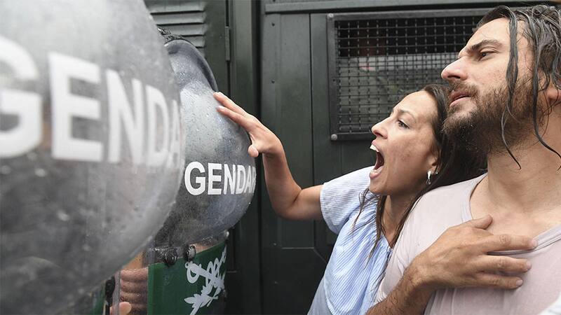 Reforma previsional. Mayra Mendoza y Juan Grabois, frente a la Gendarmería en las afueras del Congreso.