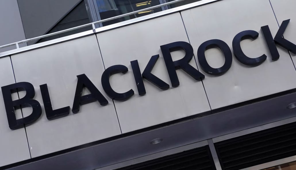 Black Rock es la mayor empresa de gestión de activos del mundo, administrando una cifra récord de aproximadamente $15.3 billones de dólares en activos bajo su gestión