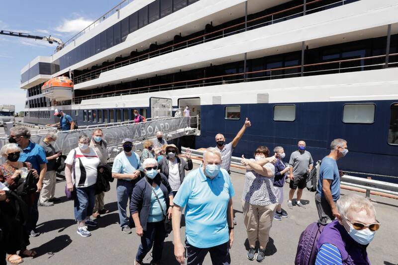 Turistas internacionales desembarcan en Puerto Buenos Aires