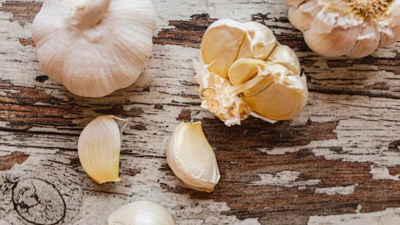 El rito del ajo se destaca por el poder que tiene para atraer prosperidad y abundancia. Fuente: Freepik