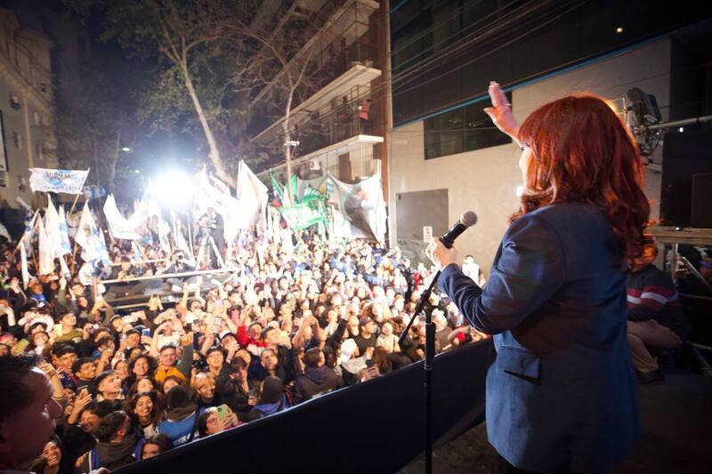 Tras su discurso en la UMET la Vicepresidenta salió a hablar con la militancia sobre calle Sarmiento