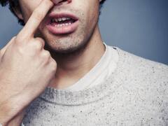 Alzheimer: ¿Por qué meterse los dedos en la nariz aumenta el riesgo de padecer la enfermedad?