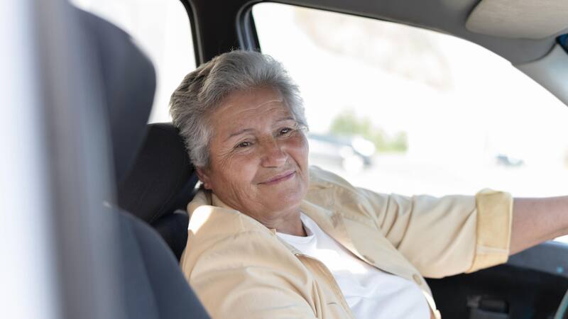 Este beneficio elimina la necesidad de renovaciones periódicas para los conductores de este grupo de edad.