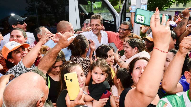 Sergio Massa acompañó a Osvaldo Jaldo en su asunción como gobernador de Tucumán y luego visitó el ingenio Leales