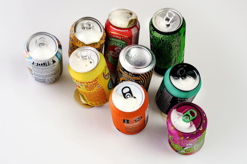 El orificio de las latas sirve para optimizar el efecto palanca al levantar la anilla. Foto: Pexels.
