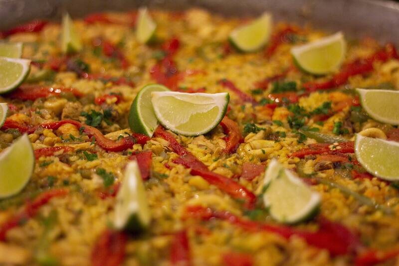 La palabra paella empezó a usarse en castellano alrededor de 1900, para denominar cualquier plato de arroz que se cocinara en una sartén grande con asas. Imagen: Pixabay.