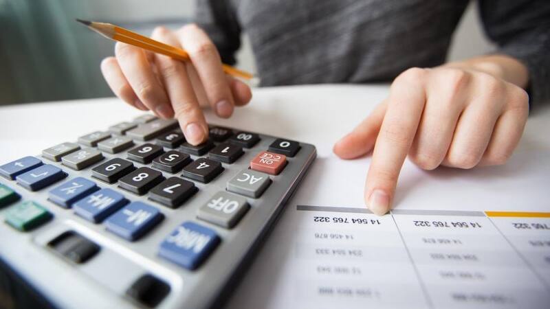 El pago del medio aguinaldo fue creado por decreto el 20 de diciembre de 1945, bajo el gobierno del General Edelmiro Farrell.