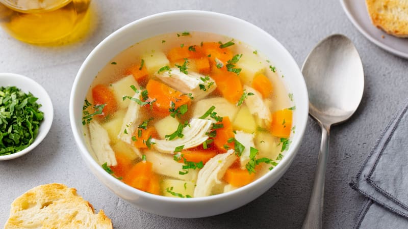 Esta sopa de pollo y verduras es muy nutritiva.